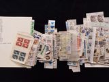 beaucoup de timbres sur une feuille de papier posée sur une table