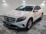 le suv mercedes gla est garé sur un sol en damier