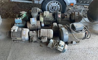 un camion garé à côté d'un groupe de motos