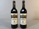 deux bouteilles de vin posées sur une table l'une à côté de l'autre