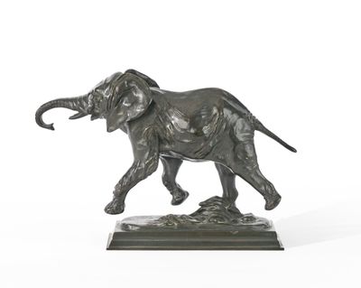 une statue d'éléphant posée sur un socle