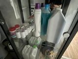 une vitrine contenant des bouteilles et des récipients