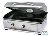 une photo d'un barbecue en acier inoxydable muni d'un couvercle