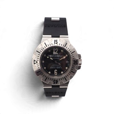 une montre posée sur une surface blanche