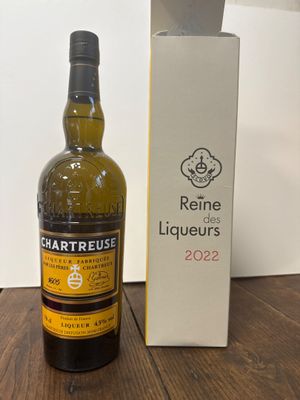 des bouteilles de vin posées sur une table à côté d'une boîte de vin