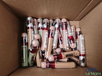 une boîte en carton remplie de différents types de baies pour les lèvres