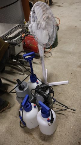 Cinq pulvérisateurs manuels. Joint un ventilateur sur pied
