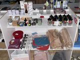 une étagère blanche sur laquelle sont posés de nombreux objets