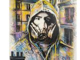un tableau représentant un homme en sweat à capuche sur une voie ferrée