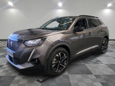 Le SUV gris est garé sur un sol en carrelage à damier.