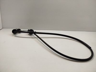 une image représentant un stéthoscope noir posé sur une surface blanche