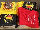 trois t-shirts posés sur une palette