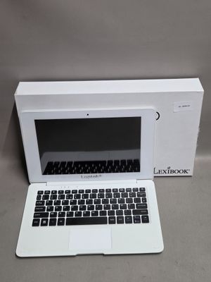 un ordinateur portable ouvert posé sur une table, à côté d'une boîte