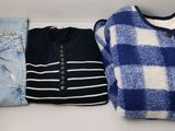 deux paires de pulls bleus et blancs et un jean bleu et blanc