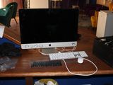une image d'un bureau d'ordinateur avec un clavier et un écran