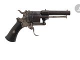 gros plan d'un revolver sur fond blanc