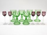 Plusieurs verres à vin sont alignés sur une surface blanche