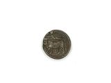 gros plan d'une pièce de monnaie sur une surface blanche avec un fond blanc