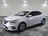 une voiture blanche garée dans une pièce au sol en damier