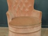 une chaise rose bordée d'une frange rose