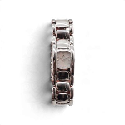 une image d'un gros plan d'une montre-bracelet sur une surface blanche