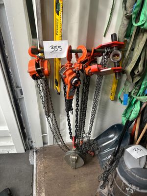 quelques chaînes fixées à un mur
