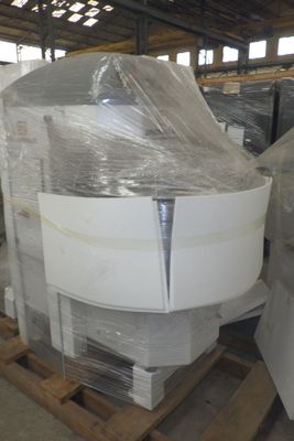 un gros tas de blocs de marbre blanc sur une palette