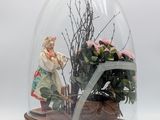 un dôme en verre contenant une figurine