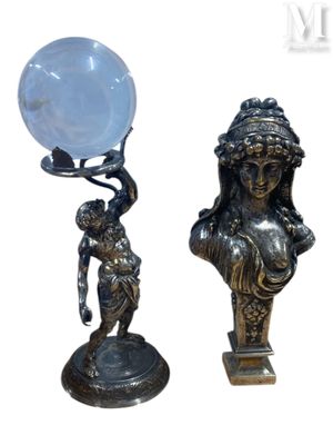 une statue représentant une femme tenant une boule de cristal et une statue représentant une femme tenant une boule de cristal
