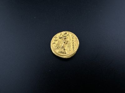 une pièce d'or à l'effigie d'une femme