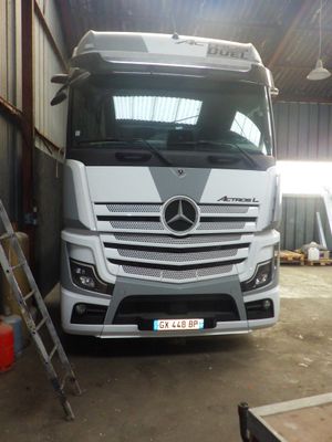 un camion garé dans un garage