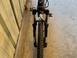 un vélo garé devant un bâtiment