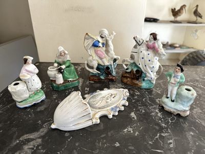 de nombreuses figurines posées sur une table