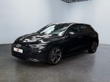 un SUV Audi noir garé dans une grande pièce