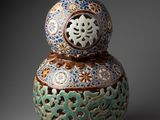 un vase bleu et vert orné d'un motif décoratif