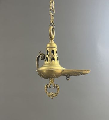 une suspension ancienne en laiton sur laquelle est perché un oiseau