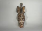 une image représentant une figurine en bois sur fond blanc