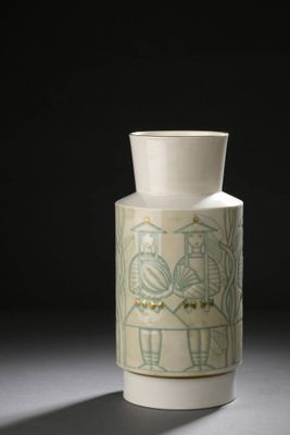 un vase blanc orné d'un motif vert