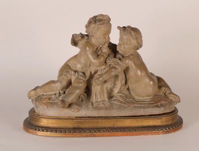 une statue représentant un garçon et une fille posée sur une table