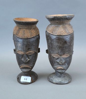 deux vases ornés de visages, exposés