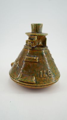une lampe à huile ancienne en laiton sur fond blanc