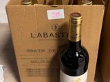 une bouteille de vin posée à côté d'une boîte de vin