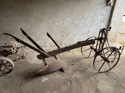 une charrue à l'ancienne rangée dans un garage