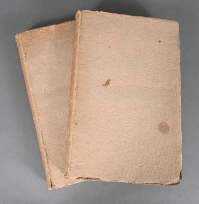 un vieux livre posé sur une table à côté d'une tasse de café