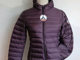La veste est violette et comporte un écusson.