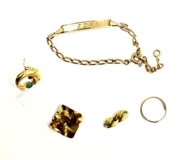 plusieurs bijoux, dont un bracelet, une bague et un bracelet