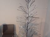 un sapin de Noël argenté dans un coin de la pièce