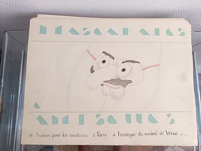 le dessin d'un homme moustachu sur une feuille de papier