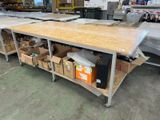 une table sur laquelle se trouvent de nombreuses caisses, dans un entrepôt