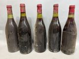 six bouteilles de vin sont alignées dans une rangée